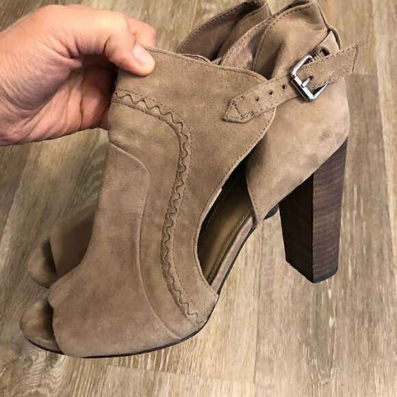 Vince Camuto Conley Buckle tan suede leather peep toe booties sandals heels-8.5M - Picture 6 of 16